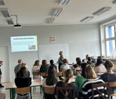 Powiększ zdjęcie Zdjęcie przedstawia uczestników podczas prezentacji nt. pracy barmana