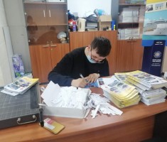 Powiększ zdjęcie Adrian podczas praktyki w biurze podróży