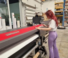 Powiększ zdjęcie Julka podczas praktyki w agencji reklamowej Malta Signs