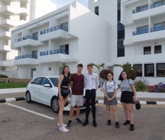 Powiększ zdjęcie Uczniowie na tle hotelu, w którym odbywali praktyki