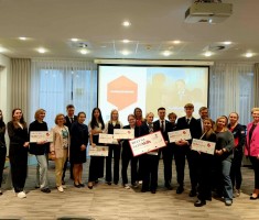 Powiększ zdjęcie Zdjęcie przedstawia uczestników konkursu wraz z jury