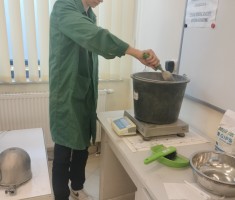 Powiększ zdjęcie Uczeń kl.3B odmierza cement