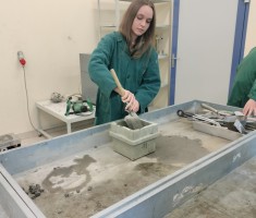 Powiększ zdjęcie Uczennica kl.3B wypełnia formy betonem