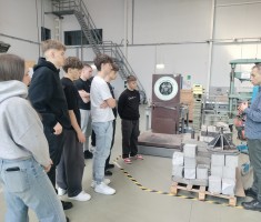 Powiększ zdjęcie Uczniowie kl.3B podczas zajęć na hali uniwersytetu