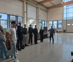 Powiększ zdjęcie Uczniowie kl.3B podczas zajęć na hali uniwersytetu