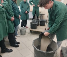 Powiększ zdjęcie Uczniowie kl.3B przygotowują mieszankę betonową