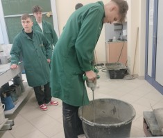 Powiększ zdjęcie Uczniowie kl.3B przygotowują mieszankę betonową