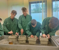 Powiększ zdjęcie Uczniowie%20klasy%203B%20wypełniają%20formy%20betonem