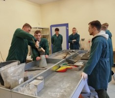 Powiększ zdjęcie Uczniowie kl.4BS badają konsystencję betonu