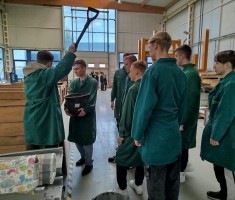 Powiększ zdjęcie Uczniowie kl.4BS przygotowują kruszywo