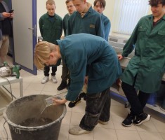 Powiększ zdjęcie Uczniowie kl.4BS przygotowują mieszankę betonową