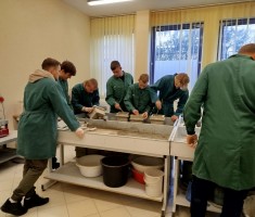 Powiększ zdjęcie Uczniowie kl.4BS wypełniają formy betonem