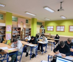 Powiększ zdjęcie Uczniowie klasy 3B podczas szkolnego etapu Olimpiady Budowlanej