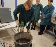 Powiększ zdjęcie Uczniowie kl.4BS przygotowują mieszankę betonową