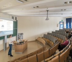 Powiększ zdjęcie Uczniowie na sali wykładowej