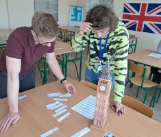 Powiększ zdjęcie Uczniowie podczas rozwiązywania zadań