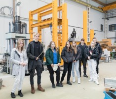 Powiększ zdjęcie Uczniowie podczas warsztatów w hali