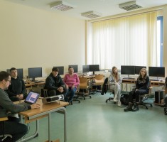 Powiększ zdjęcie Uczniowie podczas wykładu o sztucznej inteligencji