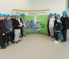 Powiększ zdjęcie Zdjęcie przedstawia grupę uczniów 