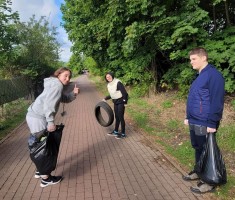 Powiększ zdjęcie Uczniowie naszej Szkoły podczas akcji Sprzątanie Świata